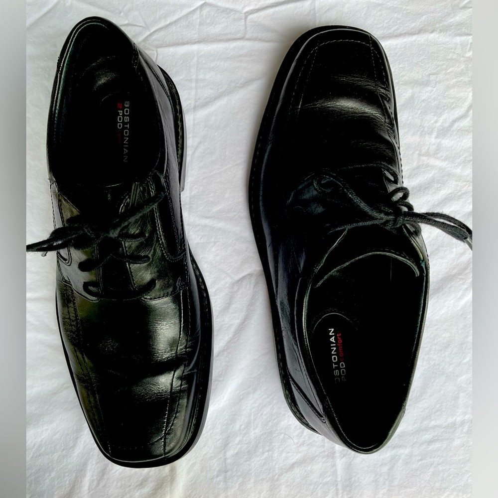 Men’s size 9 black dress shoes
